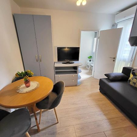 Mali Apartman U Centru Makarska Exterior foto