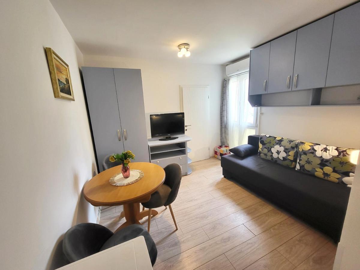 Mali Apartman U Centru Makarska Exterior foto