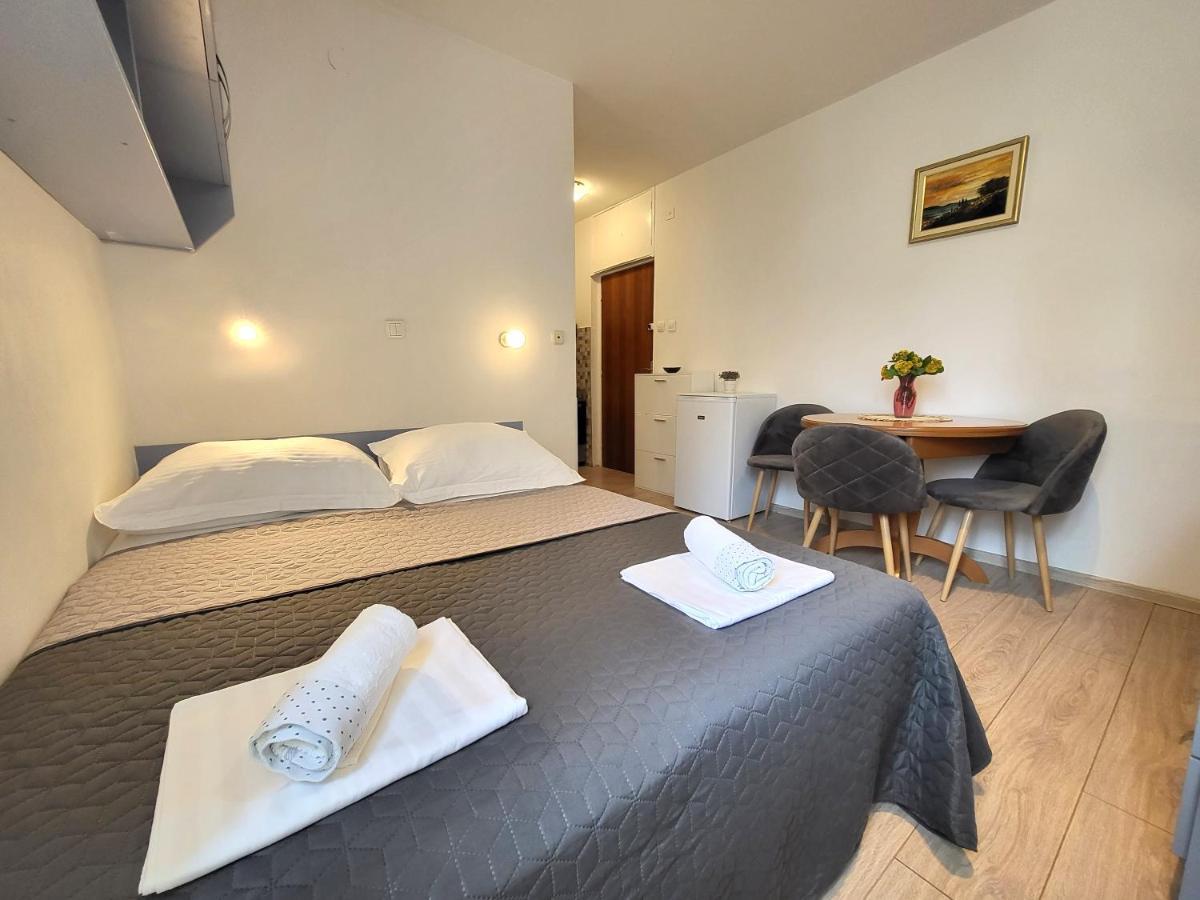 Mali Apartman U Centru Makarska Exterior foto