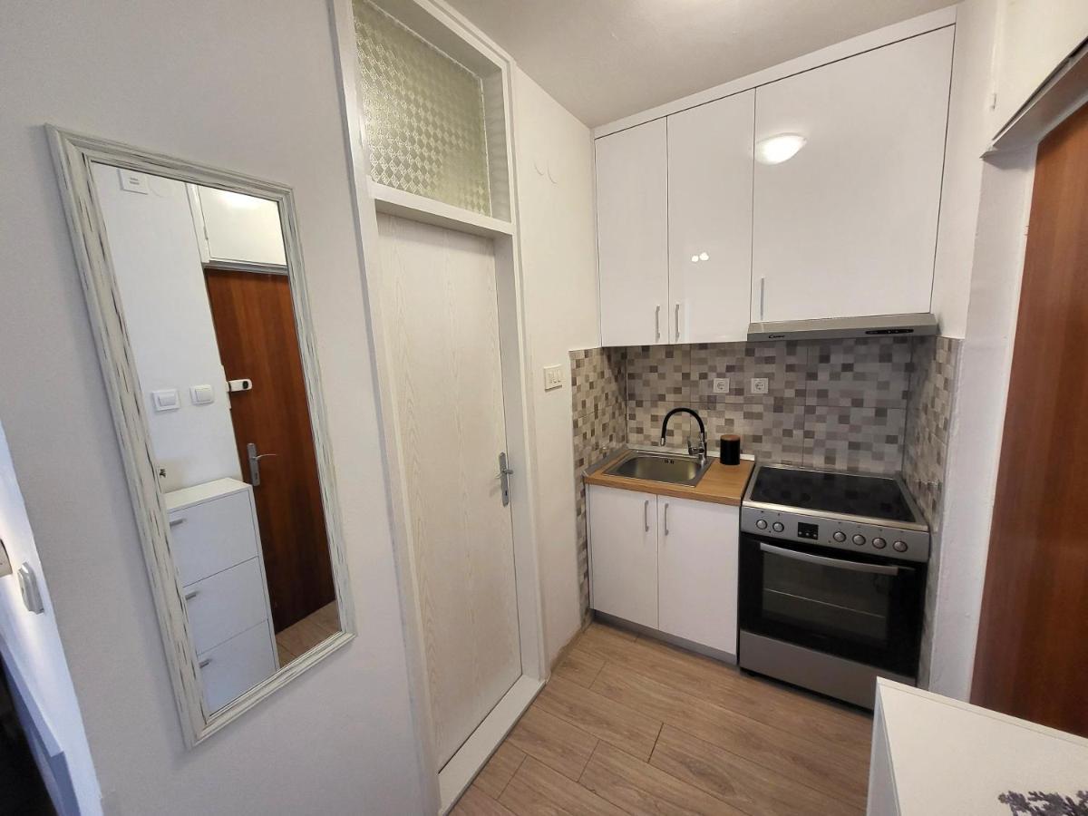 Mali Apartman U Centru Makarska Exterior foto